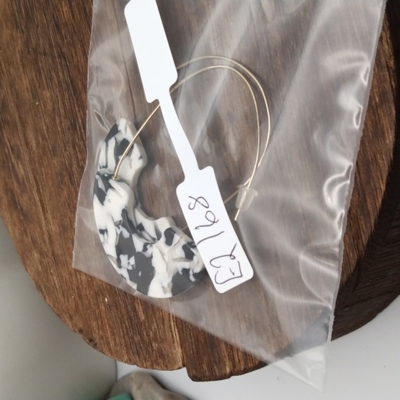 Trendy black and white mist earrings E2168 - Picture 3 of 3